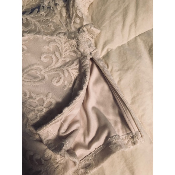 cream crop ~ lace detailing - Picture 4 of 5